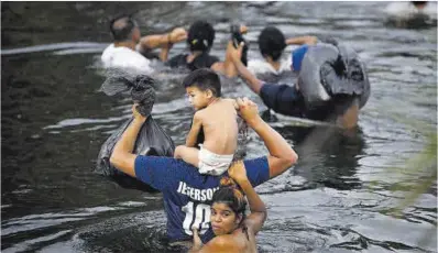  ?? Alfredo Estrella / AFP ?? Uns migrants travessen el riu Bravo per entrar als EUA a prop de la ciutat mexicana de Matamoros.