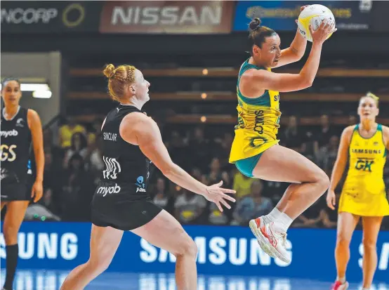  ?? Picture: Zak Simmonds. ?? SISTER ACT: Kelsey Browne catches the ball in front of New Zealand’s Sam Sinclair during Wednesday’s win in Townsville.