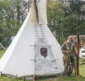  ??  ?? Armand De Puysseleir in indianiste­nkleding bij een tipi.