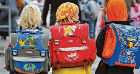  ?? Foto: Patrick Seeger/dpa ?? Am Dienstag fängt das neue Schuljahr an. Im Landkreis Dillingen fangen 862 Abc Schützen an.