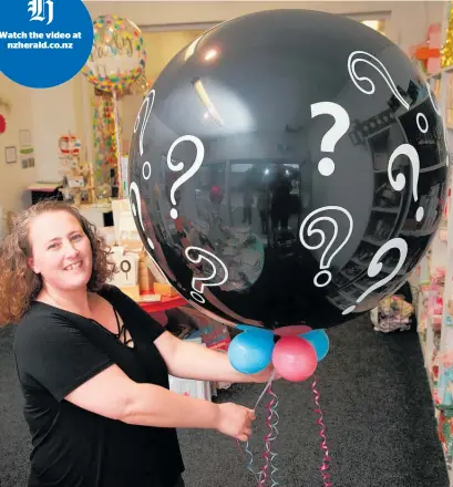  ?? Picture / Doug Sherring ?? Jenny Davison of Pixie Party Supplies says gender-reveal balloons are one of her best sellers.