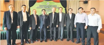  ??  ?? STA chairman Pemanca Datuk Wong Kie Yik (fifth right), honorary secretary Dato Henry Lau (fourth right) and members in a photo call with STA advisor Hamden Mohammad (fourth left) at the AGM.