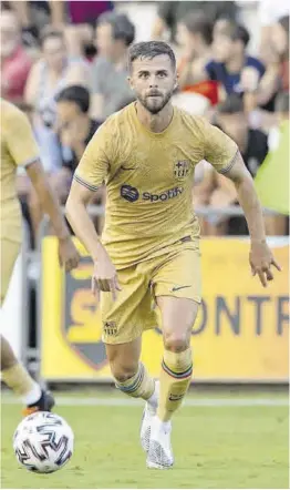  ?? Javi Ferrándiz ?? Pjanic, en el primer amistoso de la pretempora­da del Barça en Olot.