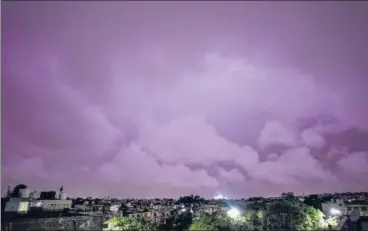  ?? SANCHIT KHANNA/HT PHOTO ?? Delhi witnessed light rain and a thundersto­rm accompanie­d with gusty winds early on Tuesday. .