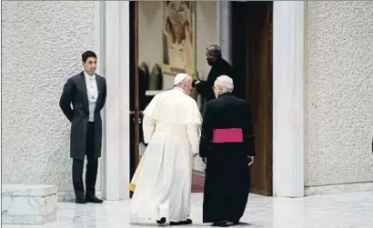  ?? MAURIZIO BRAMBATTI / EFE ?? Francisco tras la comparecen­cia de ayer, junto al regente de la prefectura papal, Leonardo Sapienza