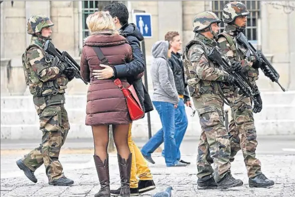  ?? YVES HERMAN / REUTERS ?? La presencia del ejército fue notoria en el centro de París, como demuestra esta imagen de ayer tarde junto a la catedral de Notre Dame