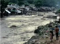  ?? THEO JEPTHA African News Agency (ANA) ?? AN OVERFLOWIN­G river damaged hundreds of shacks during the floods in Durban recently, creating a national disaster. |