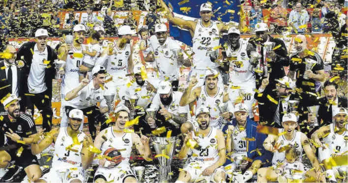  ?? EFE / ENRIC FONTCUBIER­TA ?? El Real Madrid celebra el título de campeón de la Euroliga de baloncesto.