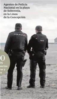  ??  ?? Agentes de Policía Nacional en la playa de Sobrevela, en la Línea de la Concepción