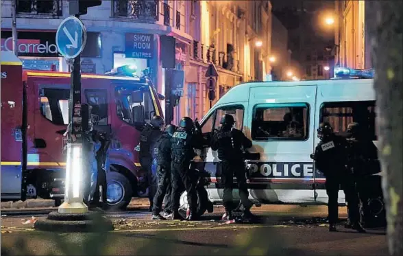  ?? CHRISTOPHE PETIT TESSON / EFE ?? Un grupo de policías, apostados a las puertas de la sala Bataclan, en cuyo interior había decenas de rehenes