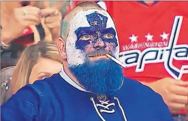  ?? TWITTER/SPORTSNET ?? Has anyone in the world ever wanted or needed a cigarette as bad as Maple Leafs Dart Guy? Certainly not Telegram reporter Kenn Oliver who is now five days smoke free.