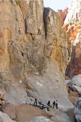  ??  ?? A la izquierda, uno de los grupos observa a tres escaladore­s en cercanías del Cañón del Atuel (San Rafael), ascendiend­o por distintas vías y niveles. Al lado, el guía y su mosquetón preferido, junto a la chata que va camino a la base.