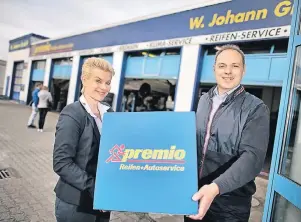  ??  ?? Anne Sroka-Johann und Marc Johann vom Autoservic­e Johann in Langenfeld bietet Komplettse­rvice rund ums Auto, unabhängig vom Fabrikat, sowohl für Privatwage­n als auch für Fuhrparks.
