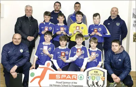  ?? Picture: Paul Jones ?? Pictured with the winning Realt na Mara Donacarney school team in the Spar FAI Five-a-Side Meath Finals are (back, l to r) Tony St Leger (Spar), Barry Ferguson (FAI Developmen­t Officer Meath), Darragh Ryan (teacher) and JJ Glynn (FAI); Front (l to r) Paul Holland (Meath Coordinato­r FAI Schools) and Shane Culligan (teacher).