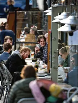  ?? (ANDERS WIKLUND) ?? Une terrasse de Stockholm le 20 avril dernier.