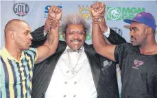  ?? FOTO: JOHN GURZINSKY/DPA ?? So kannte und kennt man ihn: Don King (Mi.) mit Evander Holyfield (re.) und Mike Tyson. Heute wird der Boxpromote­r 90.