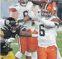  ?? DON WRIGHT ?? Cleveland quarterbac­k Baker Mayfield, right, gets a pass off with Pittsburgh linebacker Vince Williams defending during the first half of the Browns’s 48-37 win on Sunday night.