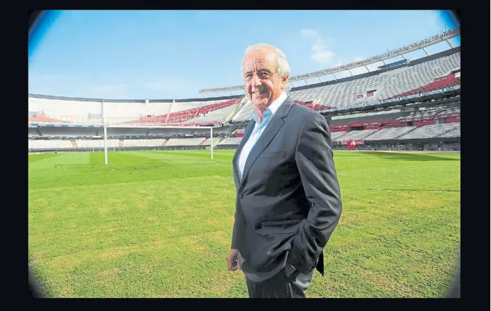  ?? GERMÁN GARCÍA ADRASTI ?? En casa. D’Onofrio, en el Monumental. “No quiero que venga un árabe o un chino y diga ‘pongo tantos millones y compro el club’. River es de los socios”, dijo.