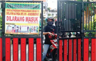  ?? AHMAD KHUSAINI/JAWA POS ?? TAK MAU KECOLONGAN: Warga RT 1, Kelurahan Asemrowo, memperketa­t pergerakan warga agar tak ada yang tertular Covid-19.