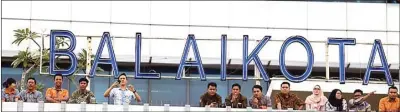  ?? HARITSAH ALMUDATSIR/JAWA POS ?? BANYAK YANG TAK MASUK: Sejumlah pegawai Pemprov DKI Jakarta menonton demo dari gedung Balai Kota DKI Jakarta kemarin (4/11).
