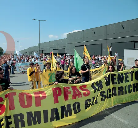  ??  ?? La protesta Una delle tante manifestaz­ioni organizzat­e davanti all’azienda di Trissino. A destra il sindaco Daniele Faccio