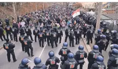  ?? FOTO: SEBASTIAN KAHNERT/DPA ?? Polizisten und Demonstran­ten stehen sich auf der Magdeburge­r Straße in Dresden gegenüber.