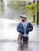  ?? AP ?? Este joven camina por una calle inundada en Carolina del Sur.