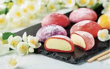  ?? Foto: Shuttersto­ck ?? Sieht seltsam aus und schmeckt auch so: Mochi-Kugeln – von Reisteig umhülltes Speiseeis – sind einer der aktuellen Sommertren­ds.