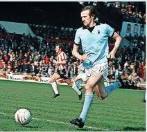  ?? ?? Tommy Hutchison signs for the Sky Blues from Blackpool in October 1972, watched by Gordon Milne, Eddie Plumley and Joe Mercer, and, right, the Scottish winger in typical swashbuckl­ing action