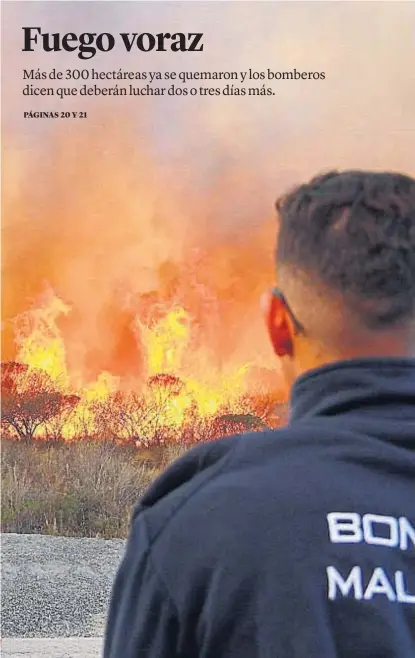  ?? (LA Roz) ?? Rojo infierno. El incendio era intenso ayer en la variante Costa Azul, cerca de Carlos Paz.