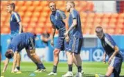  ?? REUTERS ?? Sweden's Andreas Granqvist (left) and John Guidetti (second right) during a training session at Yekaterinb­urg on Tuesday.