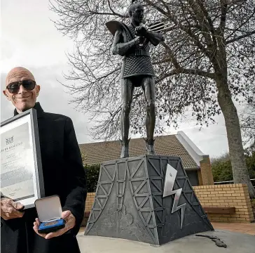  ?? CHRISTEL YARDLEY/STUFF ?? Richard O’Brien was called a creative icon, arts and theatre champion and ‘‘a relentless advocate of our city’’. He’s shown by the Riff Raff Statue with his awards.