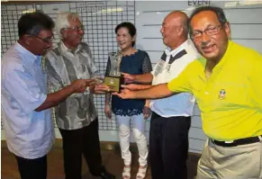  ??  ?? Tengku Shamsul Bahrin (in long sleeves) sharing a light moment with the winning team members (from left) Zulkifli, Siti Jauharah, Lee and Paramsothy after presenting the Muhibbah Trophy to them.