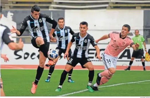  ?? ERASMO FENOY ?? Fabrizio Danese golpea el balón en presencia de Din Alomerovic durante el Balona-Marbella del pasado miércoles.