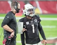  ?? MICHAEL CHOW/THE REPUBLIC ?? Cardinals coach Kliff Kingsbury talks with quarterbac­k Kyler Murray on Sunday.