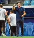  ?? Foto: Witters ?? Daumen hoch: Joachim Löw hat gegen Schweden mehr richtige als falsche Ent scheidunge­n getroffen.