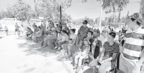  ??  ?? • Migrantes que se encuentran en Nogales recibieron alimentos, bebidas, ropa y calzado.