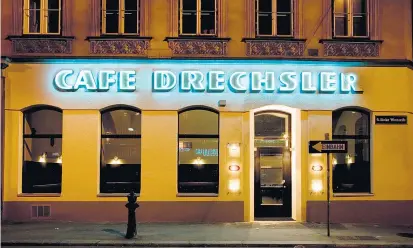  ??  ?? Vor fast 100 Jahren eröffnete Engelbert Drechsler das Marktcafé An der Wien, welches später als Café Drechsler von seinem Enkel weitergefü­hrt wurde. Manfred Stallmajer renovierte es 2007 aufwendig.