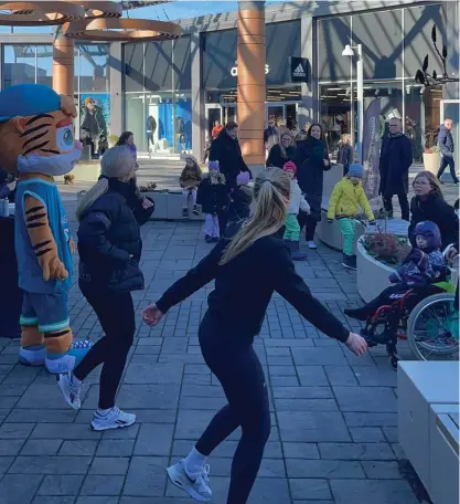  ?? BILDER: LOUISE NIMBRATT ?? Zumba på Hede fashion outlet.