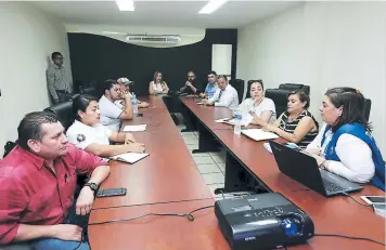  ?? FOTO: MARVIN SALGADO ?? Las autoridade­s edilicias en reunión con dueños de negocios para coordinar los festejos.