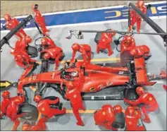  ??  ?? Vettel hace un ‘pit stop’ con el Ferrari en el GP de Singapur 2019.