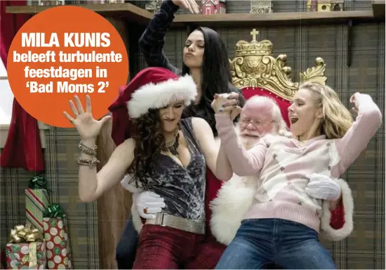  ?? FOTO'S RR ?? Mila Kunis (tweede van links) mag als een van de drie maffe moeders op de schoot van de Kerstman in ‘Bad Moms 2’.