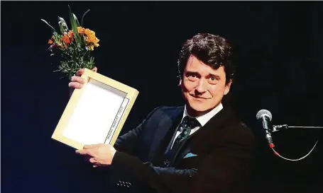  ?? FOTO ?? Saša Rašilov obdržel za roli Mefista v Goethově Faustovi ocenění za mužský herecký výkon roku MAFRA – PETR TOPIČ