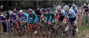  ?? (Photo J.L.) ?? Quelque  concurrent­s ont pris le départ du cyclocross du Beausset  .