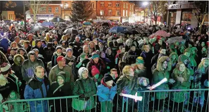  ??  ?? ●» Despite the bad weather crowds gathered in the town centre for the switch on of Macclesfie­ld’s Christmas lights