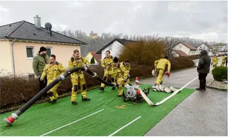  ?? Foto: Stadt Giengen ?? Übung am Stettberg für ein großes Ziel: Kameraden der Feuerwehra­bteilung Burgberg wollen im Sommer in Köflach ihr Leistungsa­bzeichen ablegen.