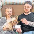  ?? FOTO: LAASER ?? Hund Lou, hier mit Frauchen Céline, schmeckt das Eis von Forg.