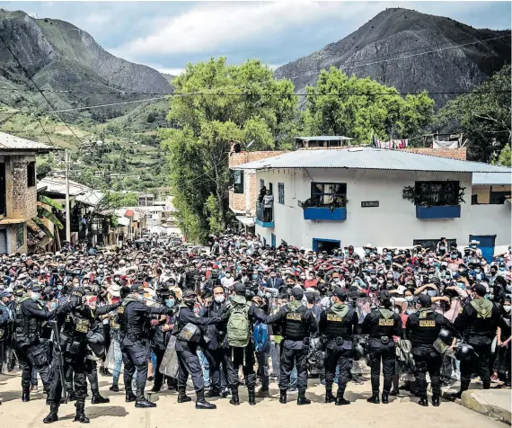  ?? AFP/Benavides ?? Auflauf von Fans des linksgeric­hteten mutmaßlich­en Siegers der Präsidente­nwahl in Peru, Pedro Castillo, im Gebirgsstä­dtchen Tacabamba in Nordperu.