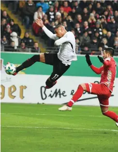  ?? Foto: dpa/Arne Dedert ?? Mit Entschloss­enheit und Durchsetzu­ngskraft führte Kevin-Prince Boateng (l.) seine Frankfurte­r zum Sieg gegen die Mainz um Danny Latza.
