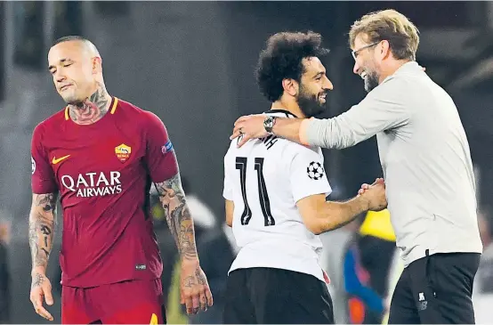  ??  ?? Radja Nainggolan (links) traf in Rom zweimal, war aber enttäuscht. Mohamed Salah, diesmal ohne Tor, feierte dagegen mit Jürgen Klopp.